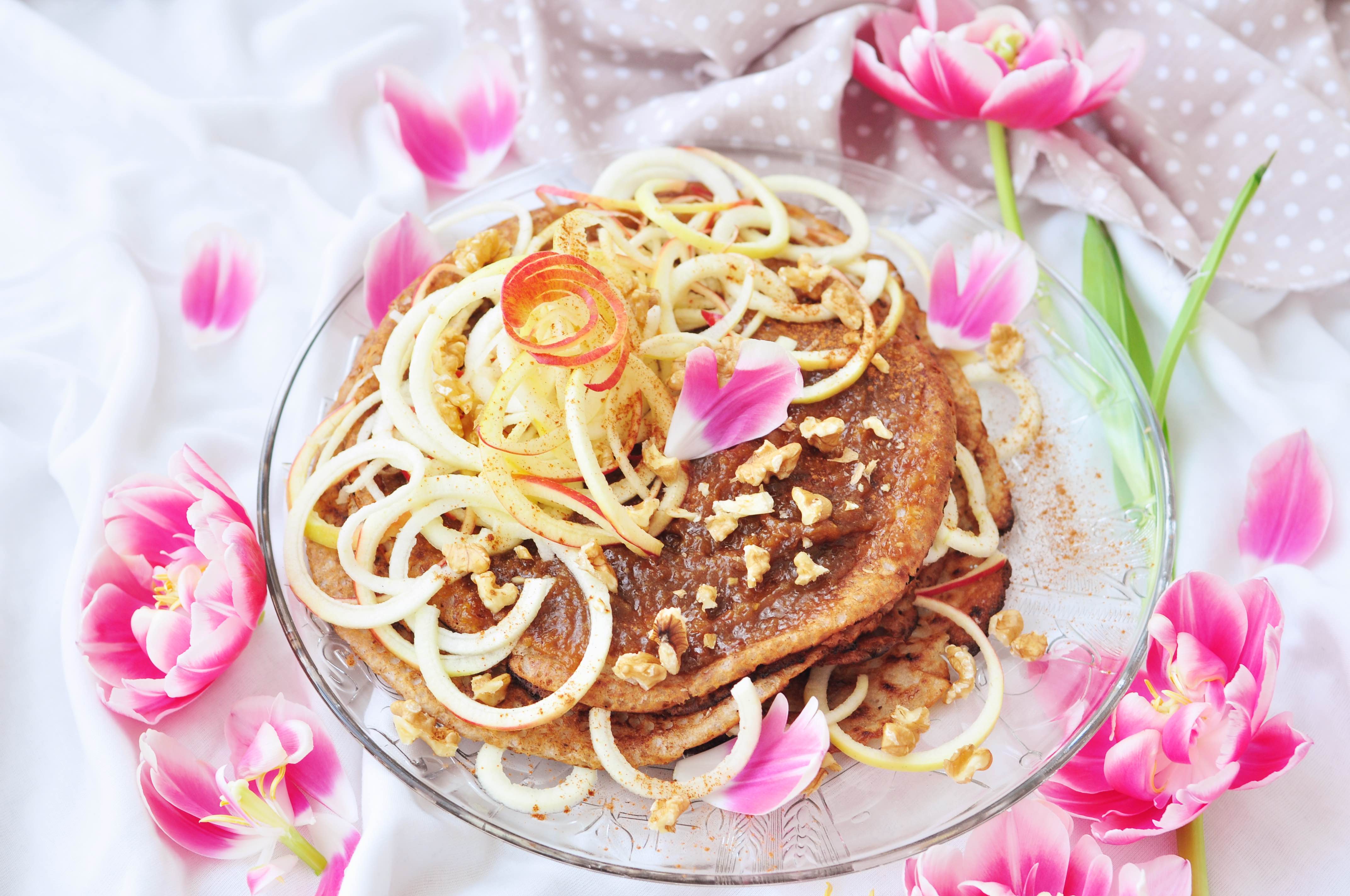 Stacked_pancakes_with_ginger_filling_and_twisted_apple_5